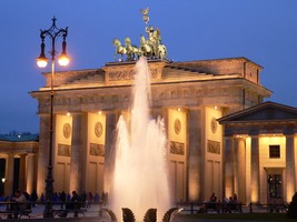 Das Brandenburger Tor am Pariser Platz in der historischen Mitte Berlins.