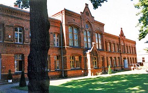 Außenansicht der alten Schule