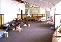 Ruderboote aus den Anfängen des Rudersports in dem Hauptraum des Museums