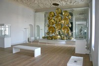 Blick auf das große in einer Wandvitrine hängende Silberbueffet