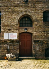 Portal (auf einer Klinkerfassade) zur Gedenkstätte