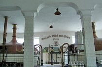 Innenraum des Museums, im Hintergrund der Schriftzug Gott gebe Glück und Segen