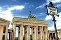 Berliner Wahrzeichen: Das Brandenburger Tor am Pariser Platz im Bezirk Mitte