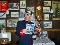 Blick in das Innere der Gardestube mit einem in der Zeitunglesenden Gardisten im Vordergrund