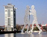 Molecule Man in der Spree in Berlin Treptow