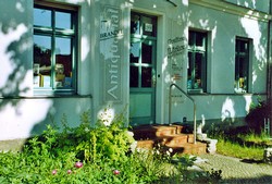 Außenansicht des Museums im Sommer