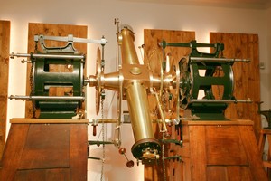 Arbeitsraum eines Astronomen mit historischen Instrumenten aus dem 19.Jh.